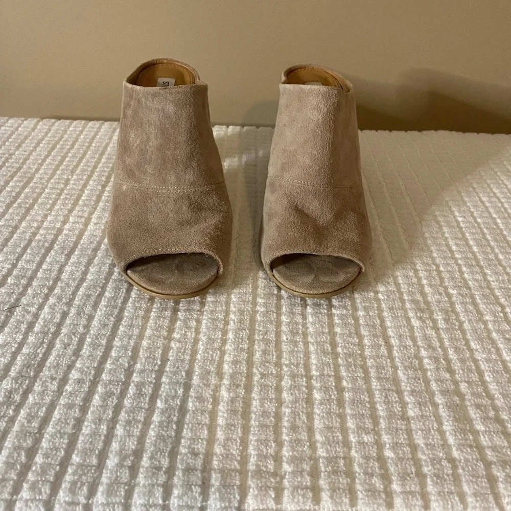 Steve Madden “Navea” Suede Heels